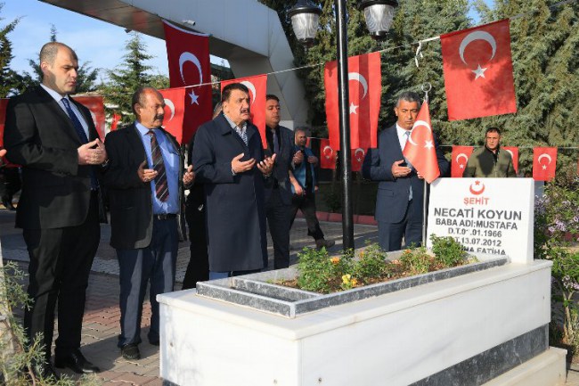 Malatya'da bayramın ilk günü şehitlikler ziyaret edildi
