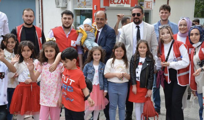 Kızılay mahalle mahalle gezip çocukların bayramını kutladı