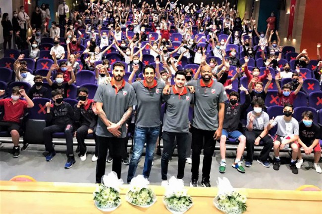 Pınar Karşıyakalı oyuncular öğrencilerle buluştu