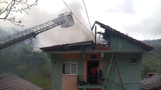 Kozlu’da 3 katlı evin çatısında yangın çıktı