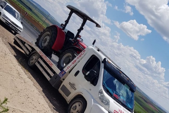 Kablo yüklü traktör devrildi: 1 yaralı