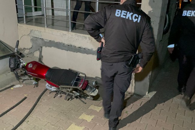 Adıyaman'da karşısında bekçileri gören motosiklet hırsızı kaçtı