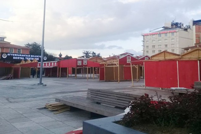 Afyonkarahisar'da Ramazan sonrası sergilerin kaldırılmaması tepki çekiyor