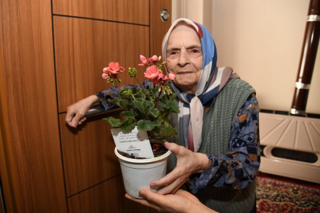 İstanbul Kadıköy'de 80 yaş üstü annelere sardunya
