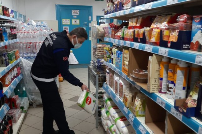 Bursa Osmangazi'de zabıtalar fırsatçılara göz açtırmıyor