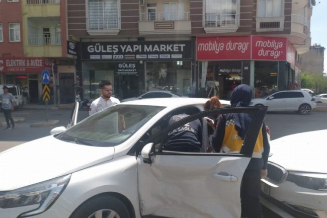 Adıyaman'da iki otomobil çarpıştı: 1 yaralı
