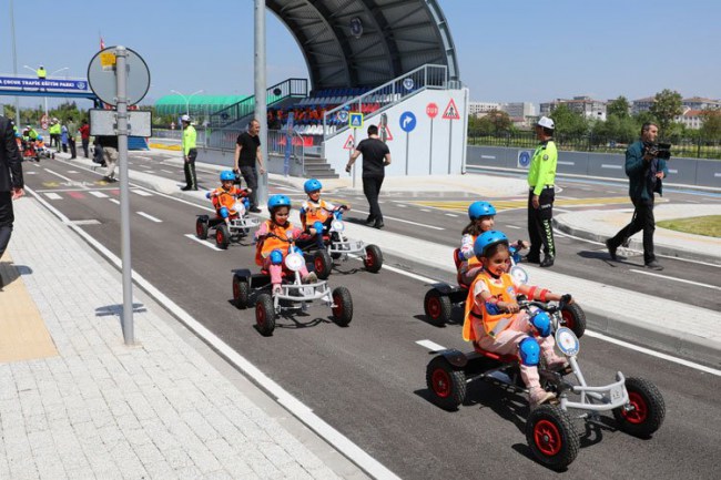 Bursa'da çocuklar trafiği kurallarıyla öğreniyor