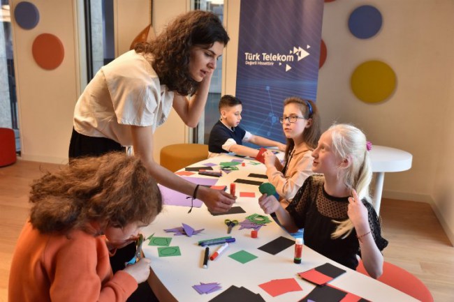 Türk Telekom'dan Engelliler Haftası'na özel sanat atölyesi