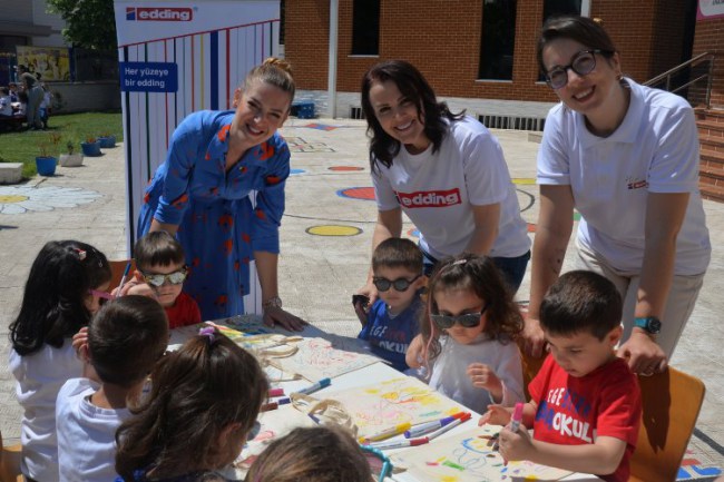 Bursa'da çocuklar anneleri için boyadı