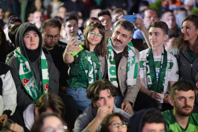Bursa Yıldırım'da dev ekranda maç heyecanı