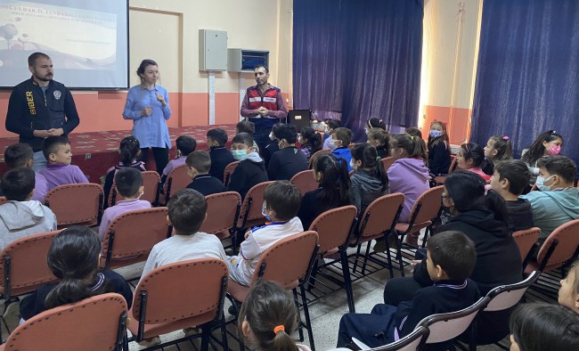 Jandarma ve Emniyet işbirliği ile öğrencilere güvenli internet eğitimi
