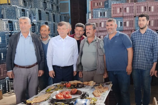 Davutoğlu Adıyaman'da güne esnaf kahvaltısı ile başladı