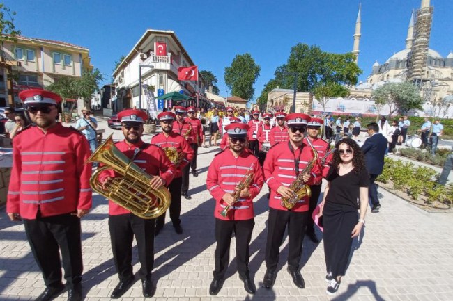 Kocaeli İzmit Belediye Bandosu müzikleriyle Edirne'deki festivalde tam not aldı
