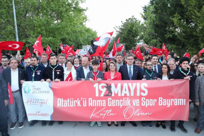 Kocaeli İzmit'te 19 Mayıs Gençlik Yürüyüşüne binlerce vatandaş katıldı