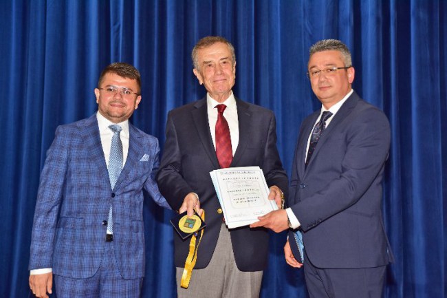 Gençoğlu'na meclis kararıyla "Onursal Vatandaşlık" verildi