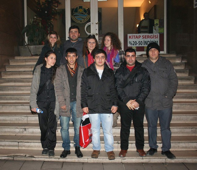 Gazeteciler, tiyatro ile stres attı