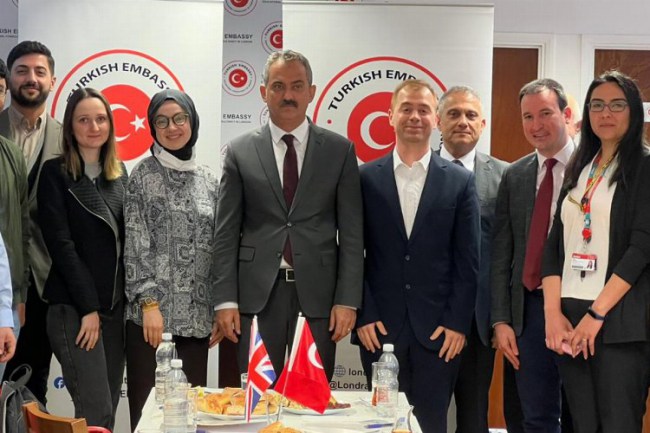 Bakan Özer Londra'da YLSY bursiyerleriyle buluştu