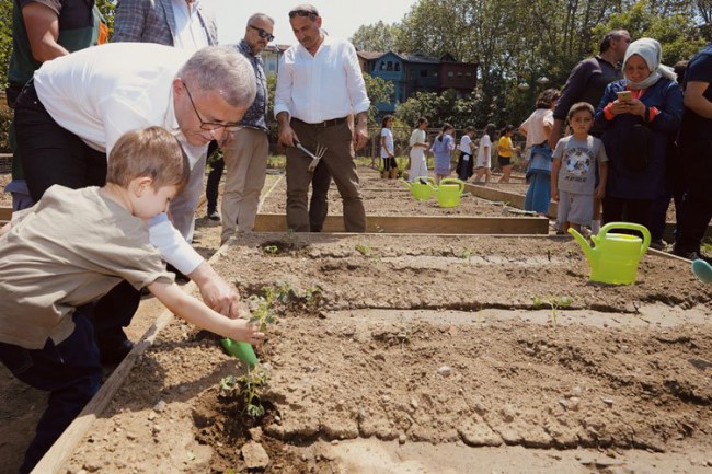 İstanbul Üsküdar'da sebze fideleri toprakla buluştu