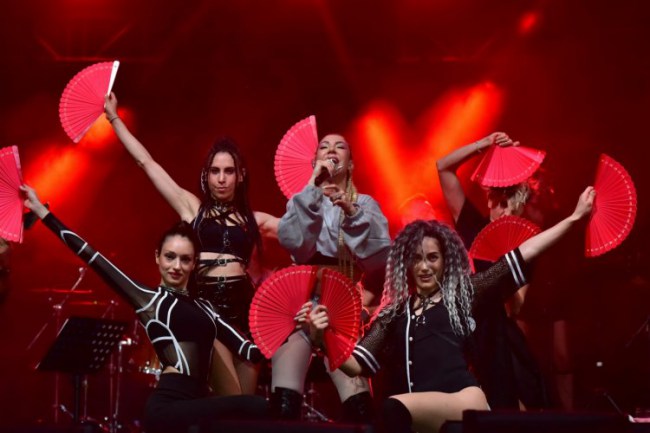 Hande Yener DEÜ'de sahne aldı