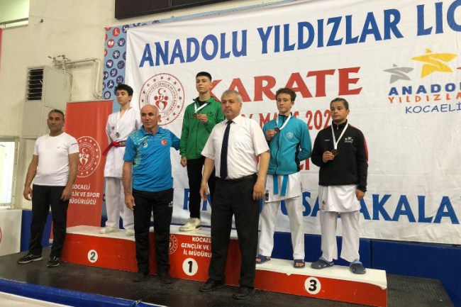 Kocaeli İzmit Belediyesporlu karateci Batuhan, birinci olarak finale yükseldi