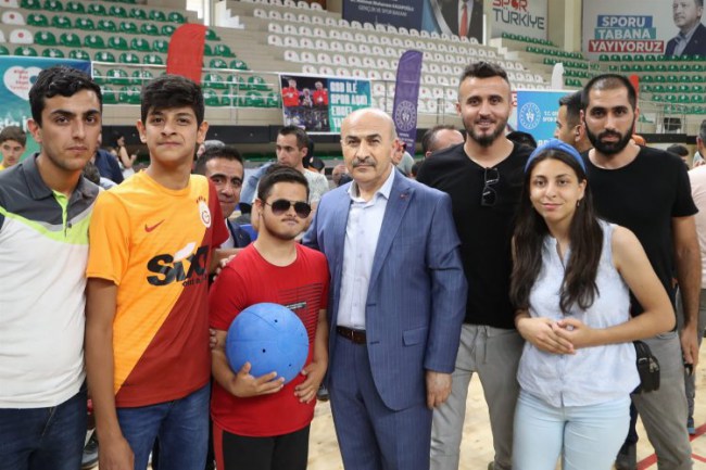 Mardin'de "Spor Aşkı Engel Tanımaz" projesiyle spor malzemesi dağıtıldı
