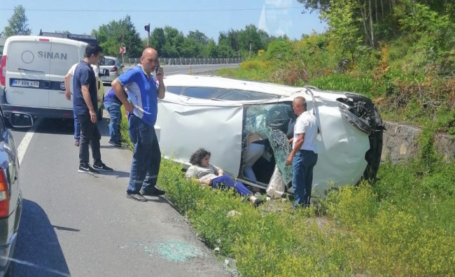Zonguldak yolunda kaza.. Araç takla attı