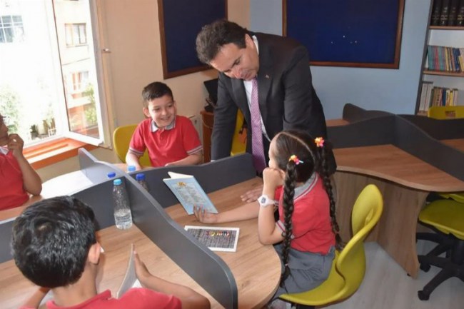 İzmir'de KAÇOK'tan kütüphanelere destek