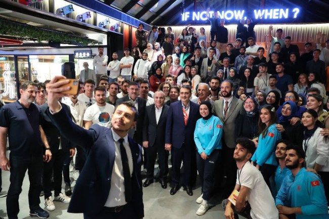 Fatih Dönmez Ümraniye'de gençlerle buluştu