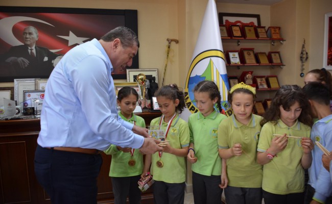 Alaplılı minik öğrencilerden örnek davranış