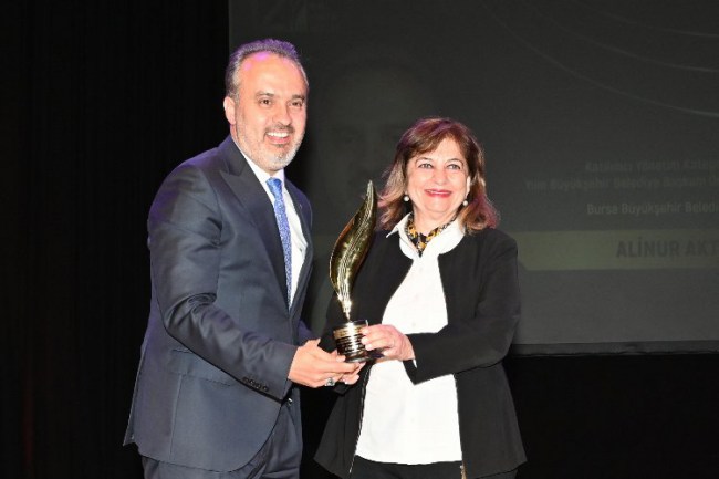 Bursa Büyükşehir Belediye Başkanı Aktaş'a 'yılın başkanı' ödülü