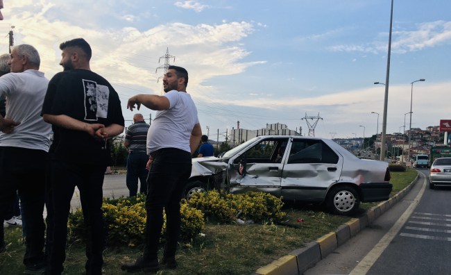 Kışla’da tır ile otomobil çarpıştı