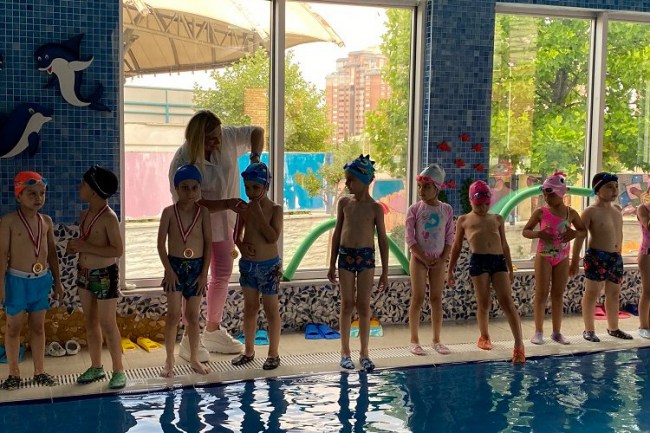 Bursa'da küçük yüzücüler hünerlerini sergiledi