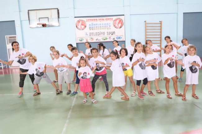 İzmir Güzelbahçe'de yaz spor okulları heyecanı