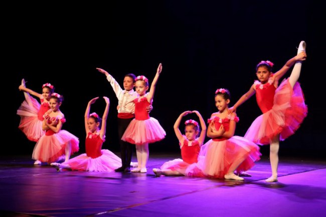 Kocaeli'de geleceğin balerinlerinden muhteşem resital