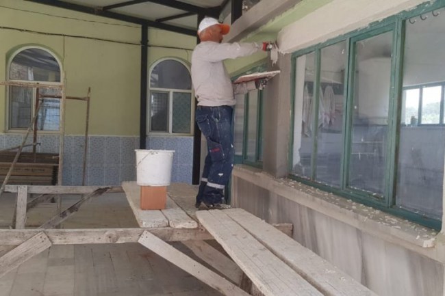 Bursa Keles'te Müzeyyen Senar'ın köyü mahalleli kolları sıvadı