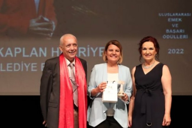 Başkan Hürriyet'e uluslararası sanata katkı ödülü