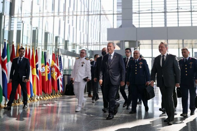 Bakan Akar NATO Karargâhı'nda