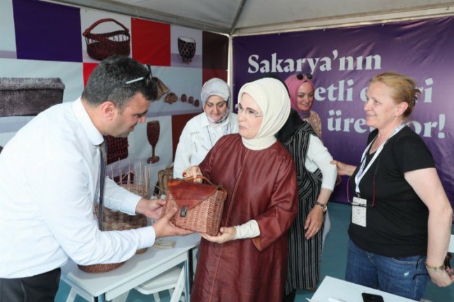 Emine Erdoğan Sakarya'nın el emeklerine hayran kaldı