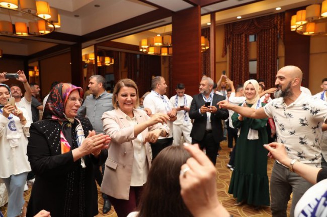 Kocaeli İzmit'in şampiyonluklarını oyun havalarıyla kutladılar