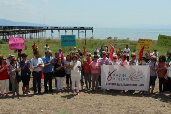 Bursa'da CHP'li kadınlar kuraklığa İznik Gölü'nden çağrı yaptı