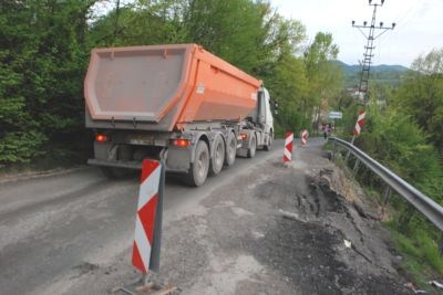 Çöken yol tedirgin ediyor!..