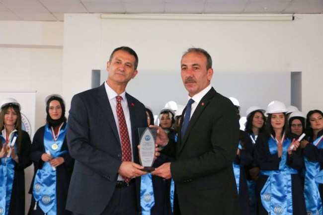 KAYÜ Tomarza Mustafa Akıncıoğlu MYO'da mezuniyet coşkusu