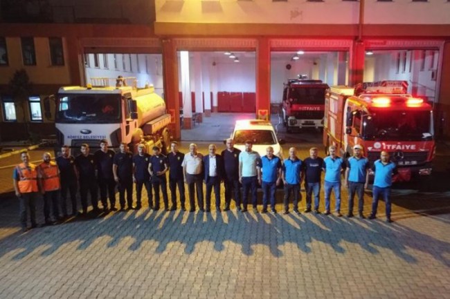 Marmaris'teki yangın söndürme için Kocaeli 8 araç ve 16 personel gönderdi