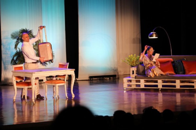 "Aşk Bir Şey Değildir" tiyatro oyununa büyük ilgi