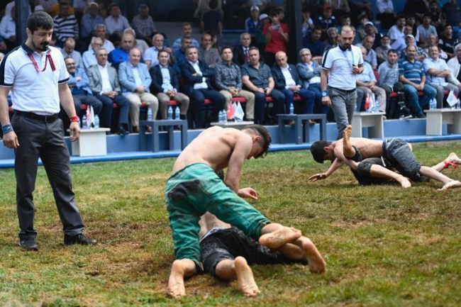 Karakucak güreşleri nefes kesti