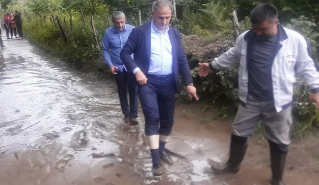 Başkan Bozkurt paçaları sıvadı. Sel bölgesine gitti