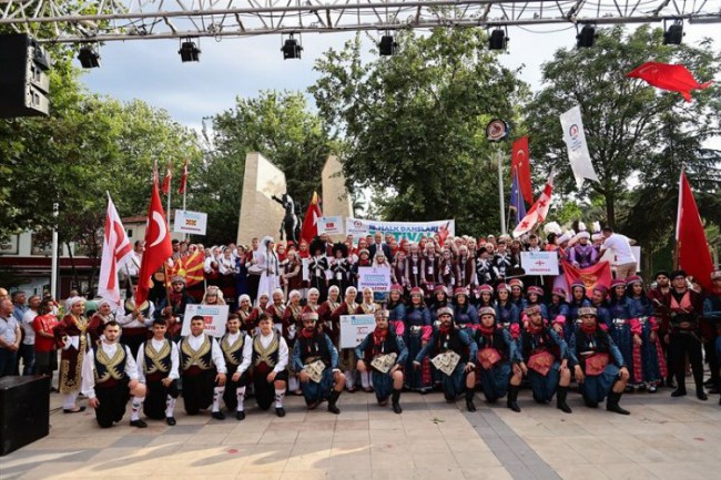 Denizli'de Halk Dansları Festivali coşkusu