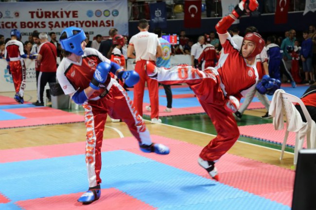 Kick Boks'un şampiyonları Kocaeli'de kürsüye çıktılar