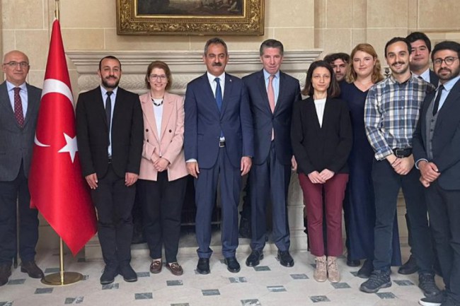 Bakan Özer yurt dışı bursiyerlerle buluştu