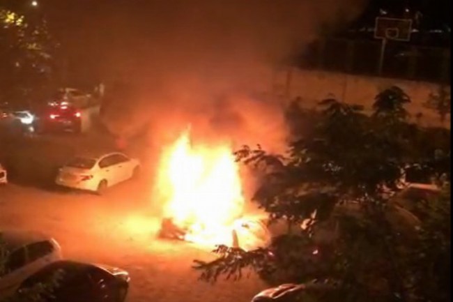 Bursa'nın göbeğinde araç alev alev yandı, mahalleli ayaklandı
